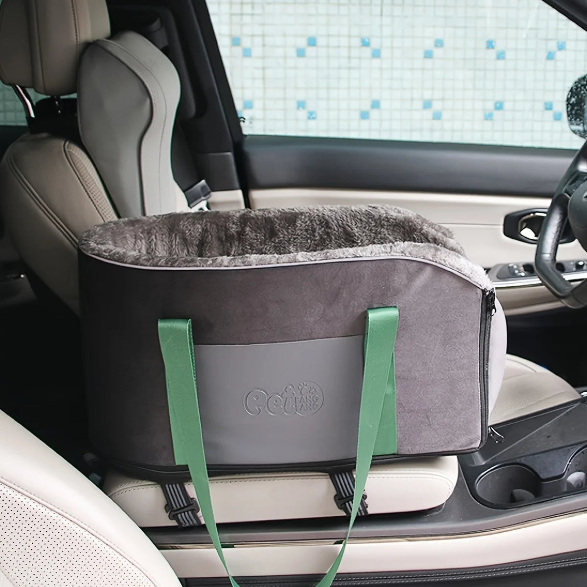 This Is a Pet Carrier Designed for Small to Medium-Sized Animals, Featuring a Central Control Package, a Cozy Nest, And a Cushio