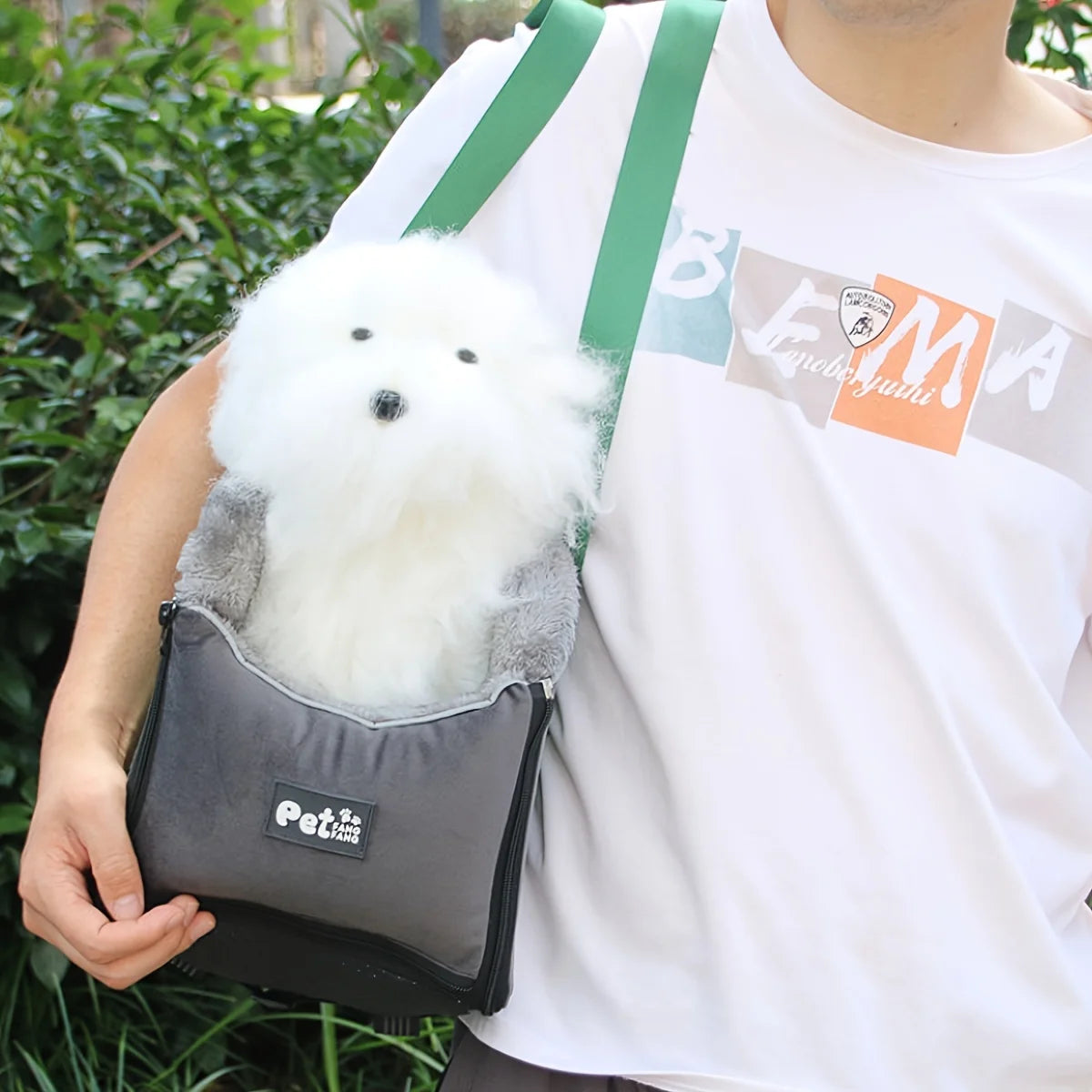 This Is a Pet Carrier Designed for Small to Medium-Sized Animals, Featuring a Central Control Package, a Cozy Nest, And a Cushio