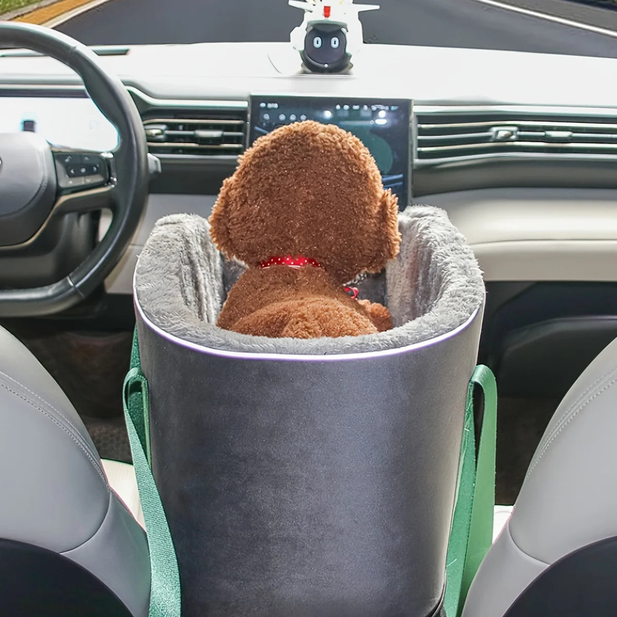 This Is a Pet Carrier Designed for Small to Medium-Sized Animals, Featuring a Central Control Package, a Cozy Nest, And a Cushio